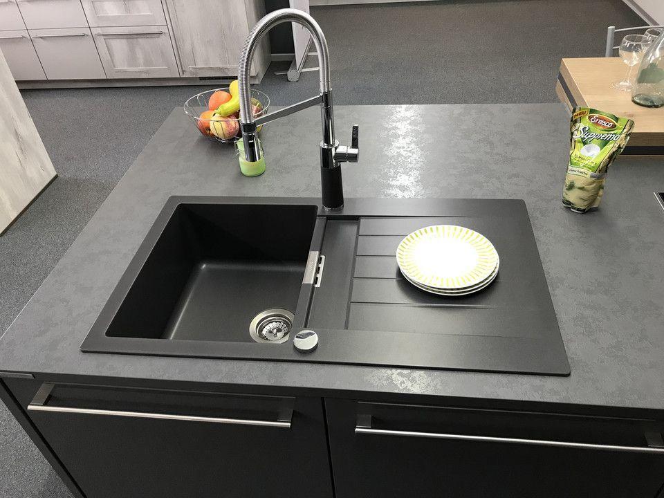 Unsere Ausstellung in Bischberg — Detail schwarze Granitspüle mit hoher Profi-Armatur und Apfelschale