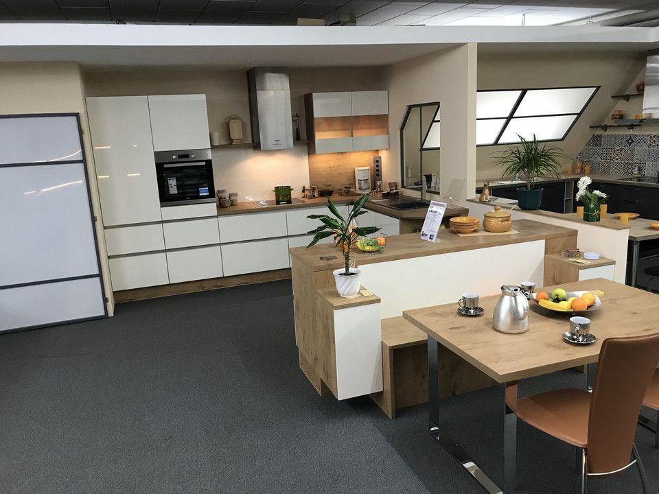 Unsere Ausstellung in Bischberg — Weiße Showroom-Küche mit Halbinsel, Holz-Bar und Hochschränken