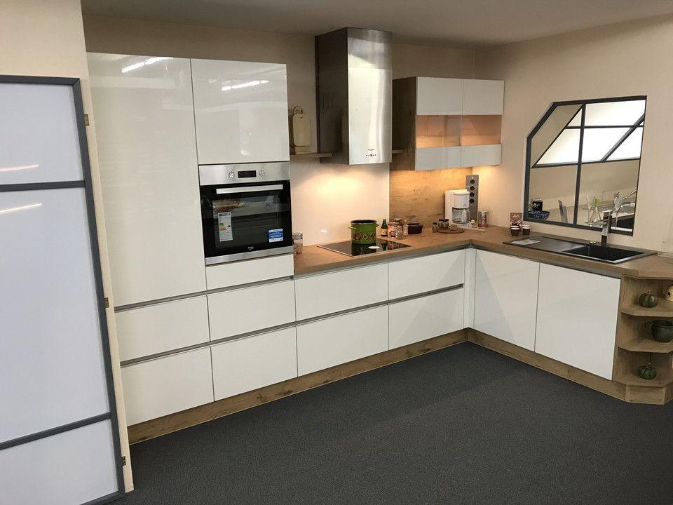 Unsere Ausstellung in Bischberg — Weiße Hochglanzküche mit Holz-Arbeitsplatte, Backofen und Vorhang am Fenster