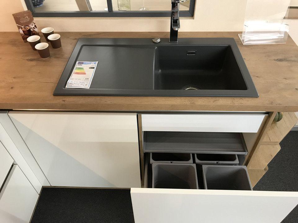 Unsere Ausstellung in Bischberg — Schwarze Einbauspüle mit Profi-Armatur und ausgezogenem Mülltrennsystem