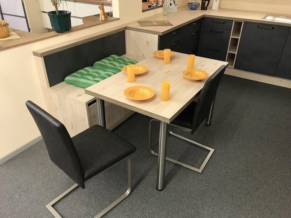 Unsere Ausstellung in Bischberg — Esstisch hell mit gelben Tellern, Kerzen und gepolsterter Sitzbank