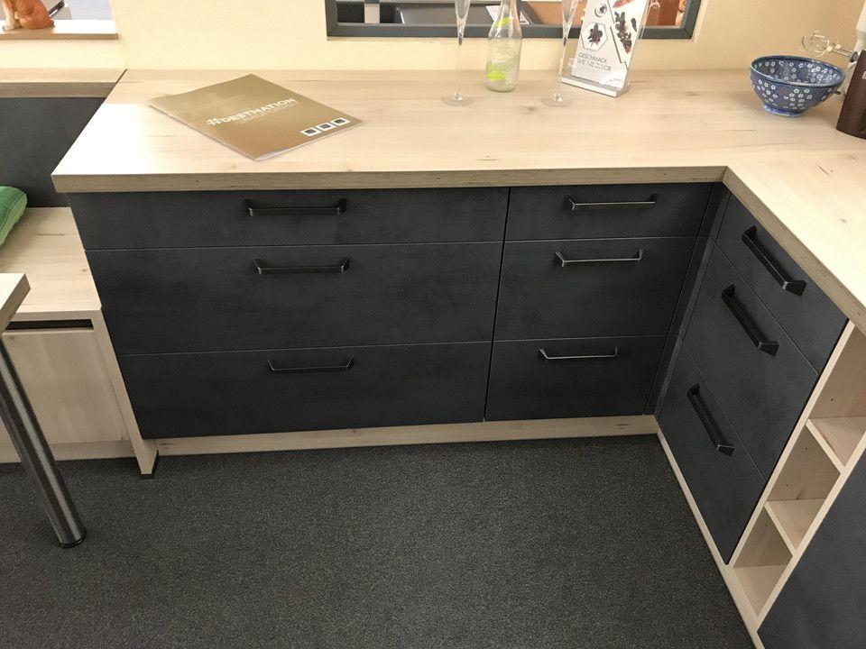 Unsere Ausstellung in Bischberg — Detail Sideboard Beton-Optik mit drei Schubladen und Geschirrspüler-Front