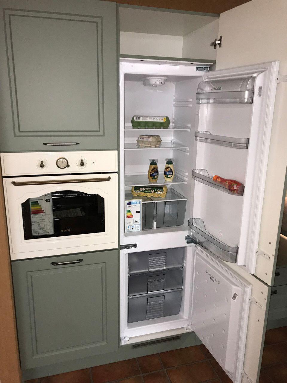 Unsere Ausstellung in Bischberg — Detail Landhausküche graugrün mit creme Einbau-Backofen und geöffnetem Kühlschrank