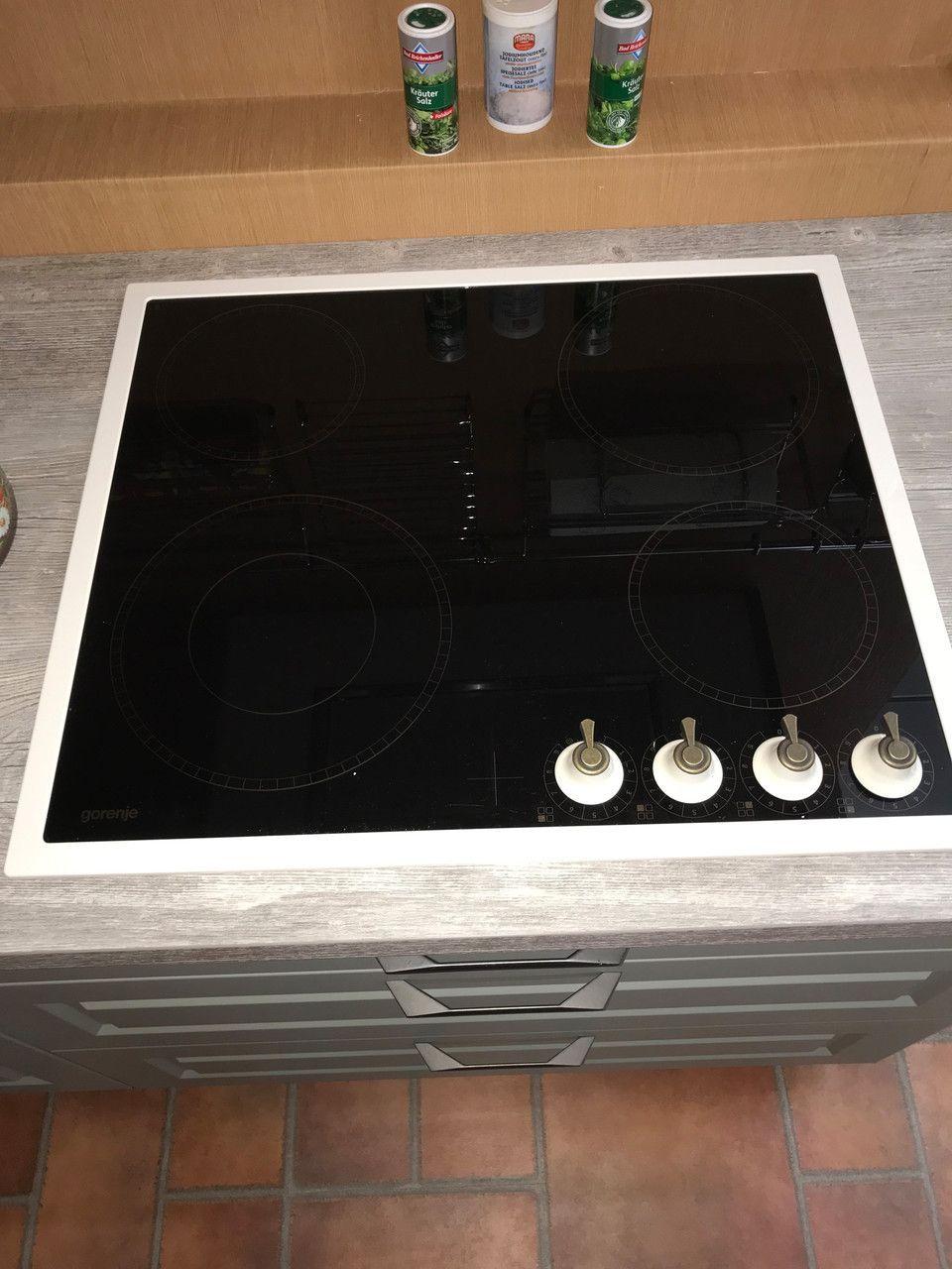 Unsere Ausstellung in Bischberg — Detail Gorenje Glaskeramik-Kochfeld mit klassischen weißen Bedienknöpfen