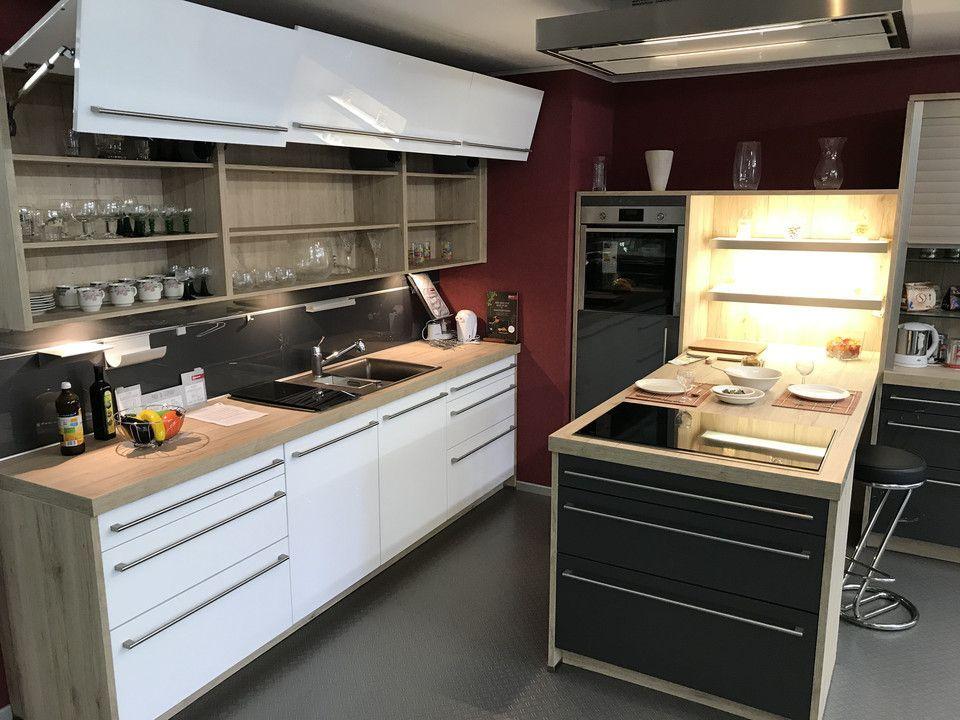 Unsere Ausstellung in Bischberg — Schwenkliftauszug mit Glaseinsatz über Spüle in Showroomküche