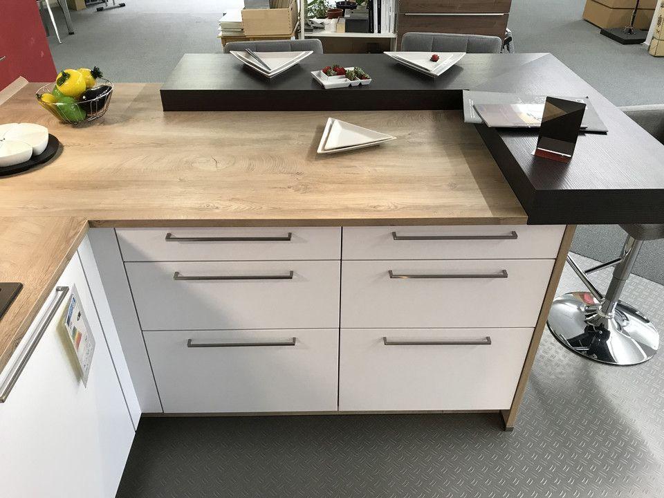 Unsere Ausstellung in Bischberg — Detail Sideboard helle Holz-Arbeitsplatte mit ausgezogenen weißen Schubladen