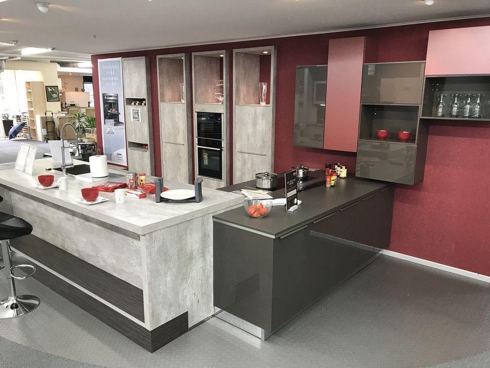 Unsere Ausstellung in Bischberg — Beton-Optik-Halbinsel mit roter Wand, Schauraum mit roten Akzenten