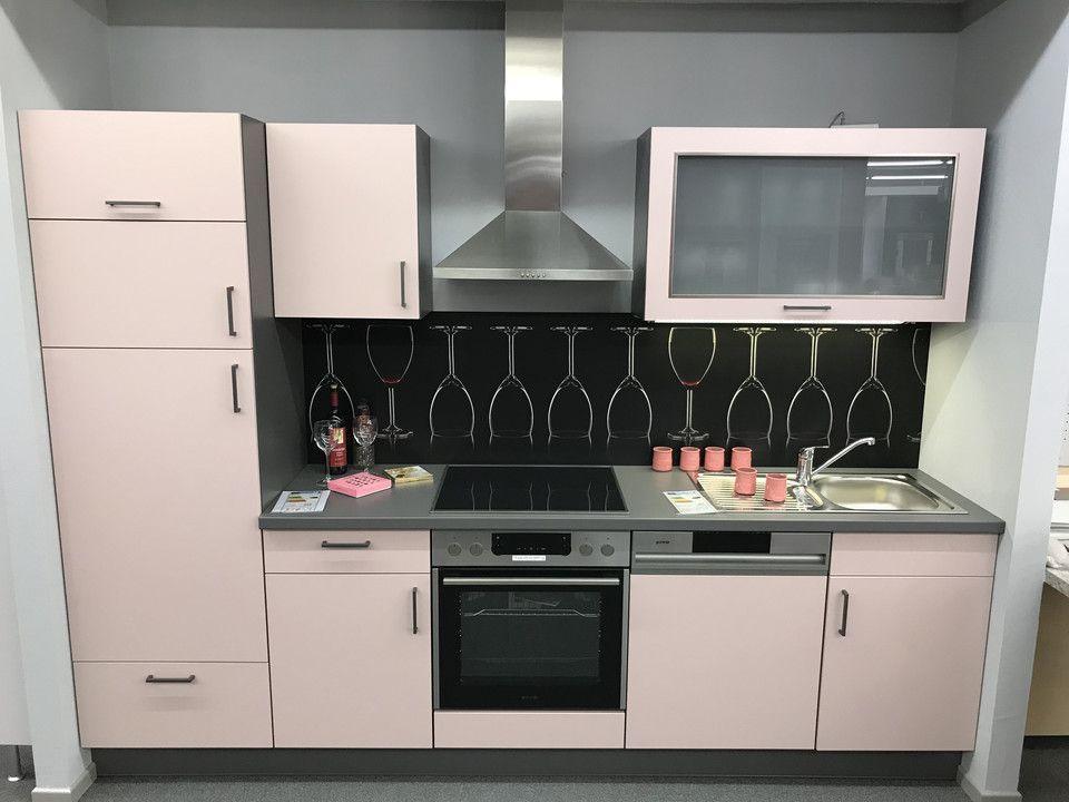 Unsere Ausstellung in Bischberg — Rosafarbene Küchenzeile mit Edelstahl-Dunstabzug und Hängeschränken