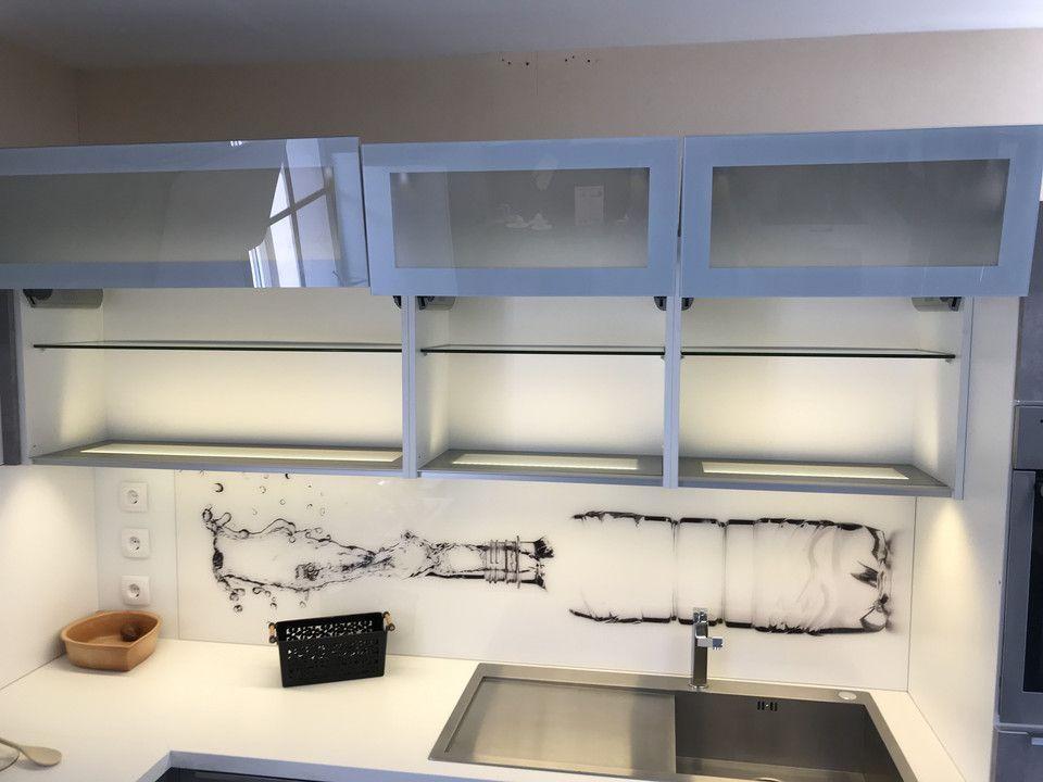 Unsere Ausstellung in Bischberg — Detail Hängeschränke mit Glasfronten und künstlerischer Glas-Rückwand