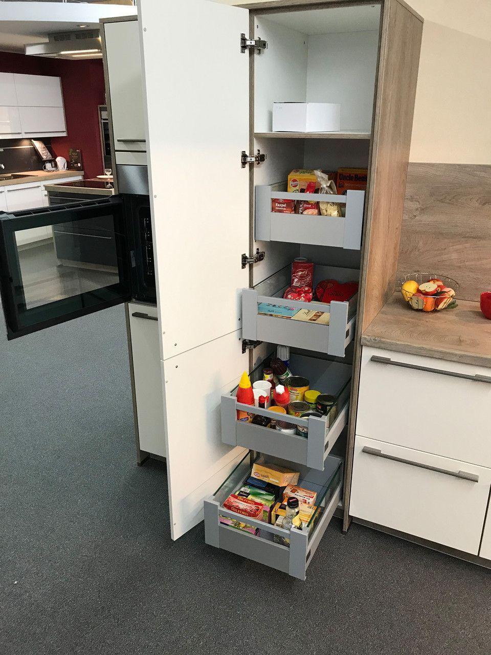 Unsere Ausstellung in Bischberg — Hochschrank mit vier ausgezogenen Vorrats-Schubladen voll mit Lebensmitteln