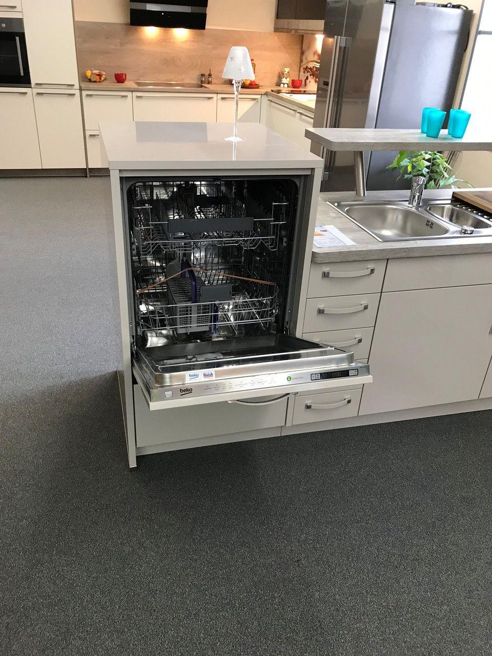 Unsere Ausstellung in Bischberg — Geöffneter weißer Einbau-Geschirrspüler neben Edelstahlspüle