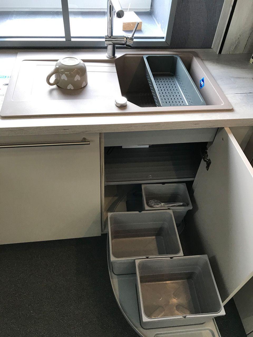 Unsere Ausstellung in Bischberg — Detail beige Granitspüle mit Tasse, Sieb und ausgezogenem Mülltrennsystem