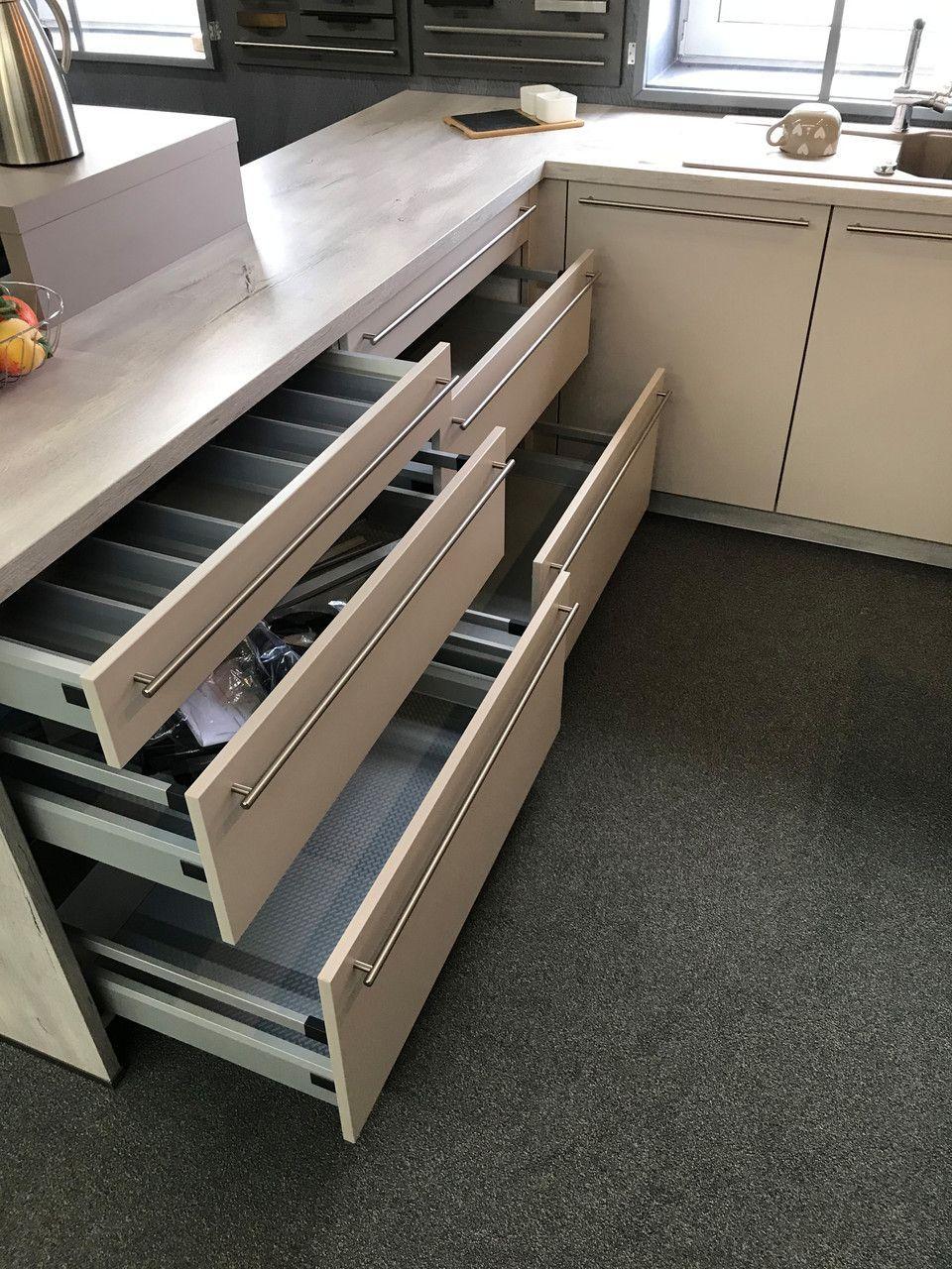 Unsere Ausstellung in Bischberg — Drei ausgezogene Sideboard-Schubladen mit Innenausstattung in Beige
