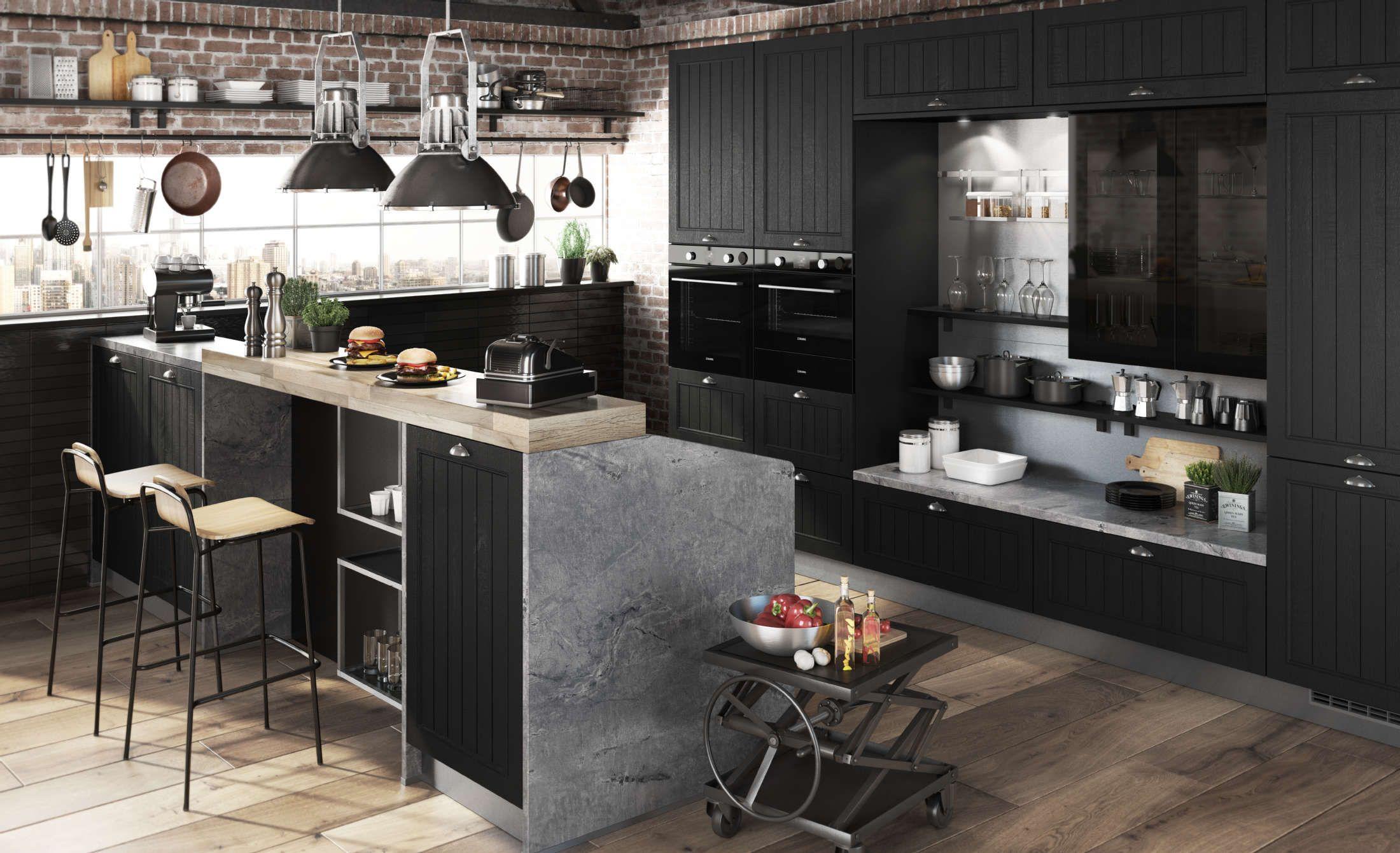 Burger Landhausküche in Schwarz mit Backsteinwand, Theke in Betonoptik und Industrieleuchten