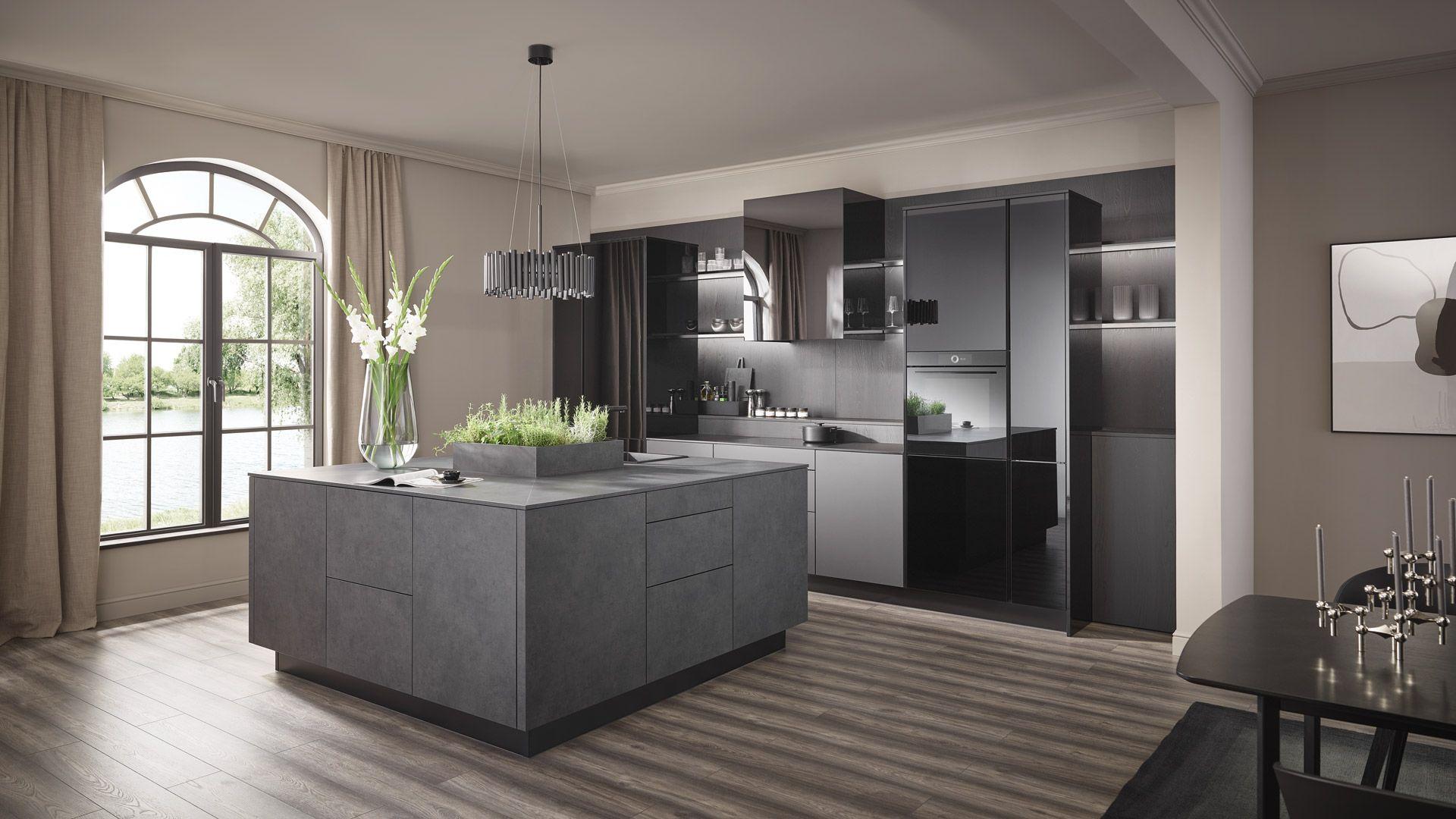 Sachsen Küche in Anthrazit und Grau mit Kochinsel und Bogenfenstern im Altbau-Ambiente